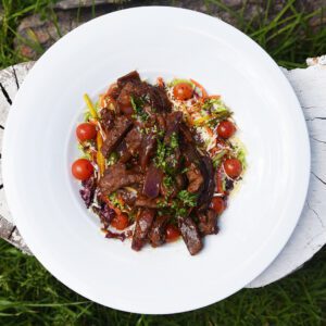 LOMO SALTADO SOBRE ENSALADA DE LA CASA