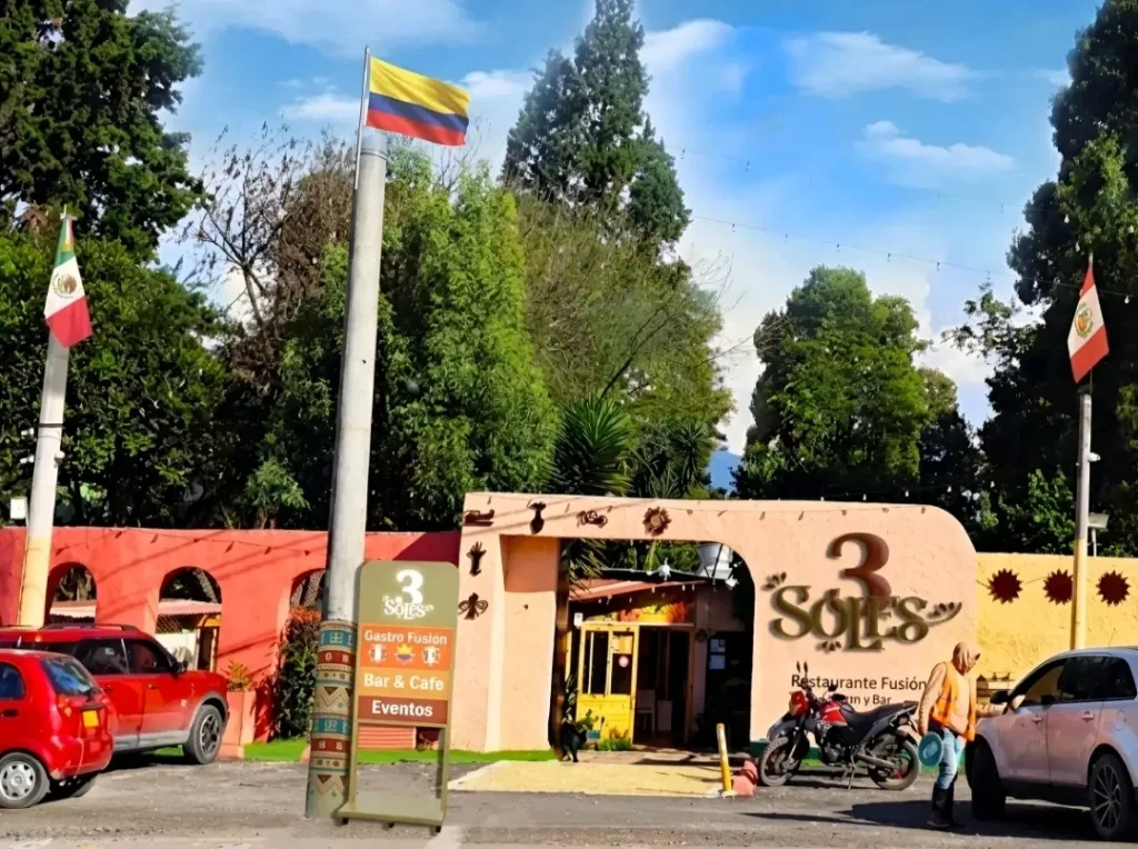 Entrada de fachada del restaurante 3 Soles en Chía con banderas de Colombia, México y Perú, ideal para visitar el fin de semana.