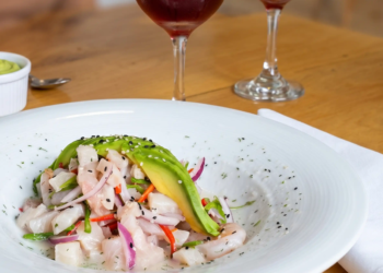 Ceviche peruano fresco con láminas de aguacate y semillas de sésamo, servido en el Restaurante 3 Soles.