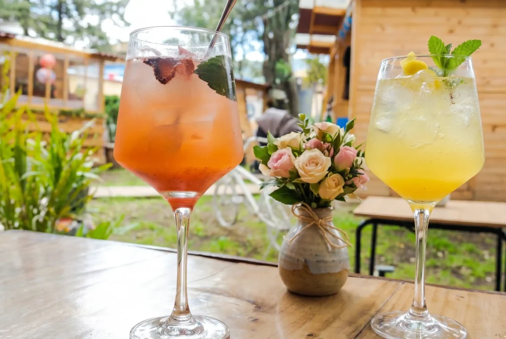 Cócteles refrescantes de autor en la terraza del Restaurante 3 Soles, el plan perfecto para el Día de la Madre.