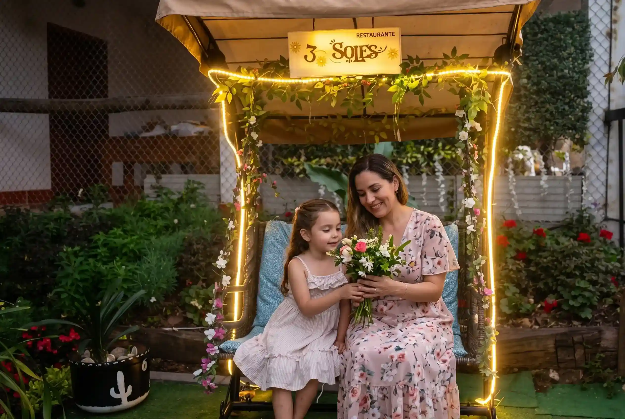 Celebración Día de la Madre en restaurante Los 3 Soles en Chía con espacios instagrameables y ambiente familiar.