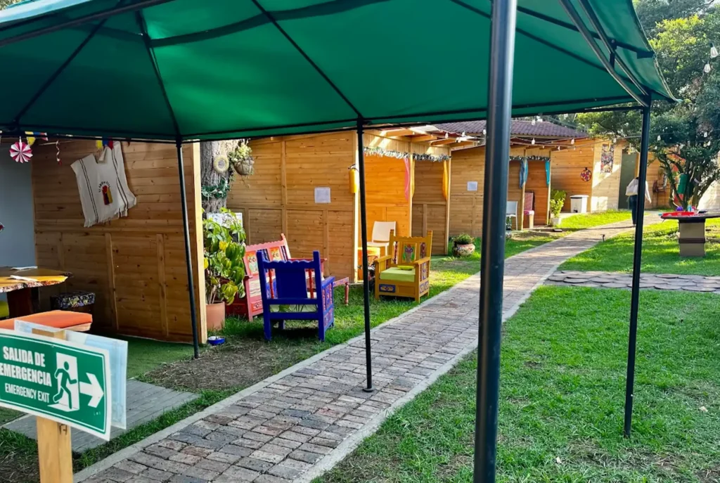 Almuerzo campestre cerca de Bogotá en Restaurante 3 Soles, con cabañas privadas y amplias zonas verdes para familias.
