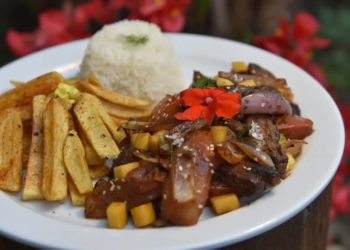 Plato de lomo saltado tradicional servido con papas fritas crocantes y arroz blanco en el Restaurante 3 Soles, Chía.