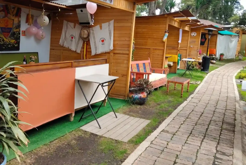Estaciones de madera decoradas en la zona exterior del Restaurante 3 Soles, ideales para eventos temáticos y ferias en Chía.