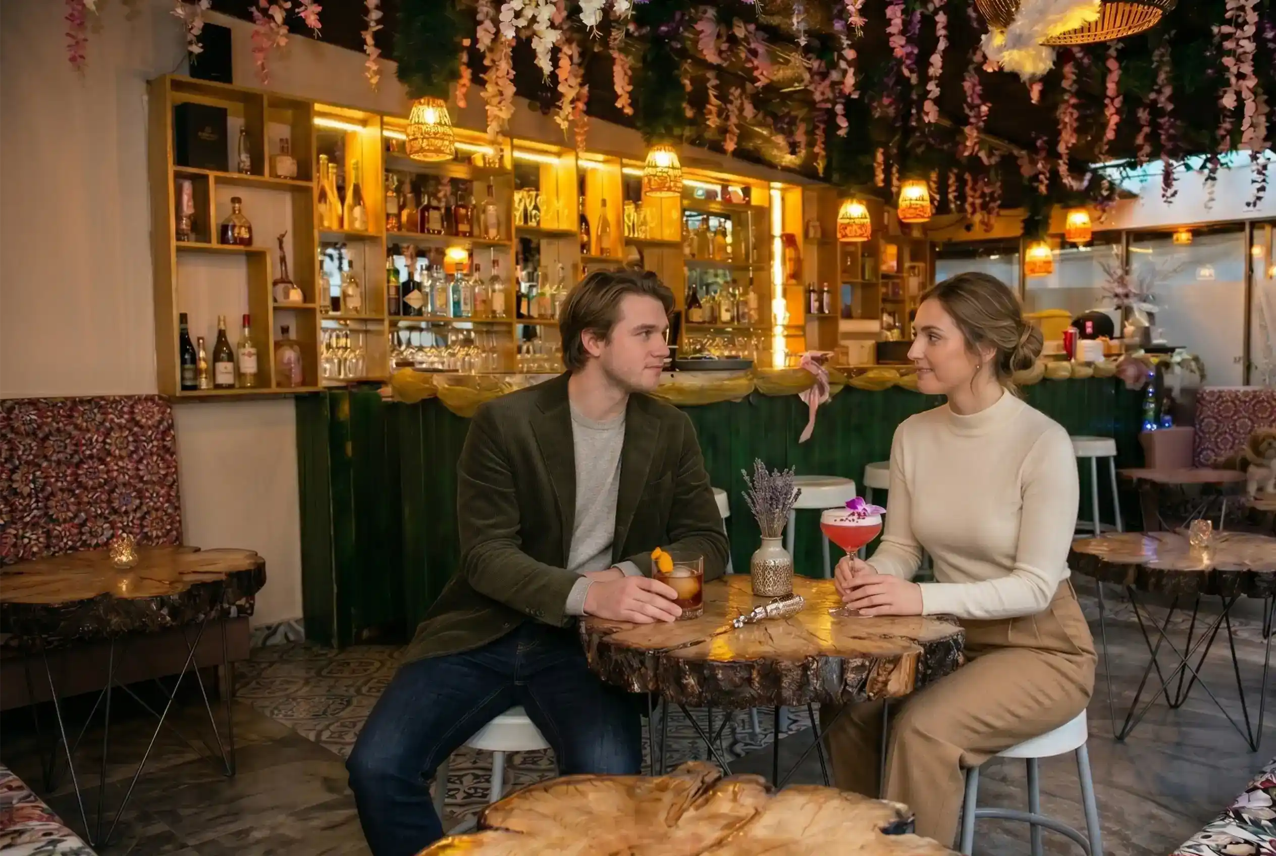 Pareja disfrutando cócteles en Restaurante 3 Soles, el regalo original para el Día de la Madre.