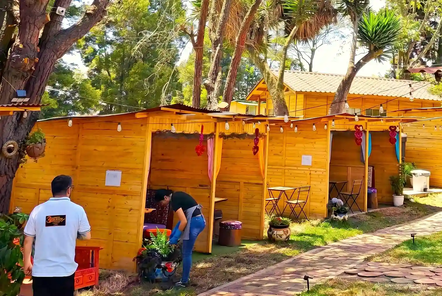 Zona de kioscos privados de madera en el jardín del Restaurante 3 Soles en Chía.