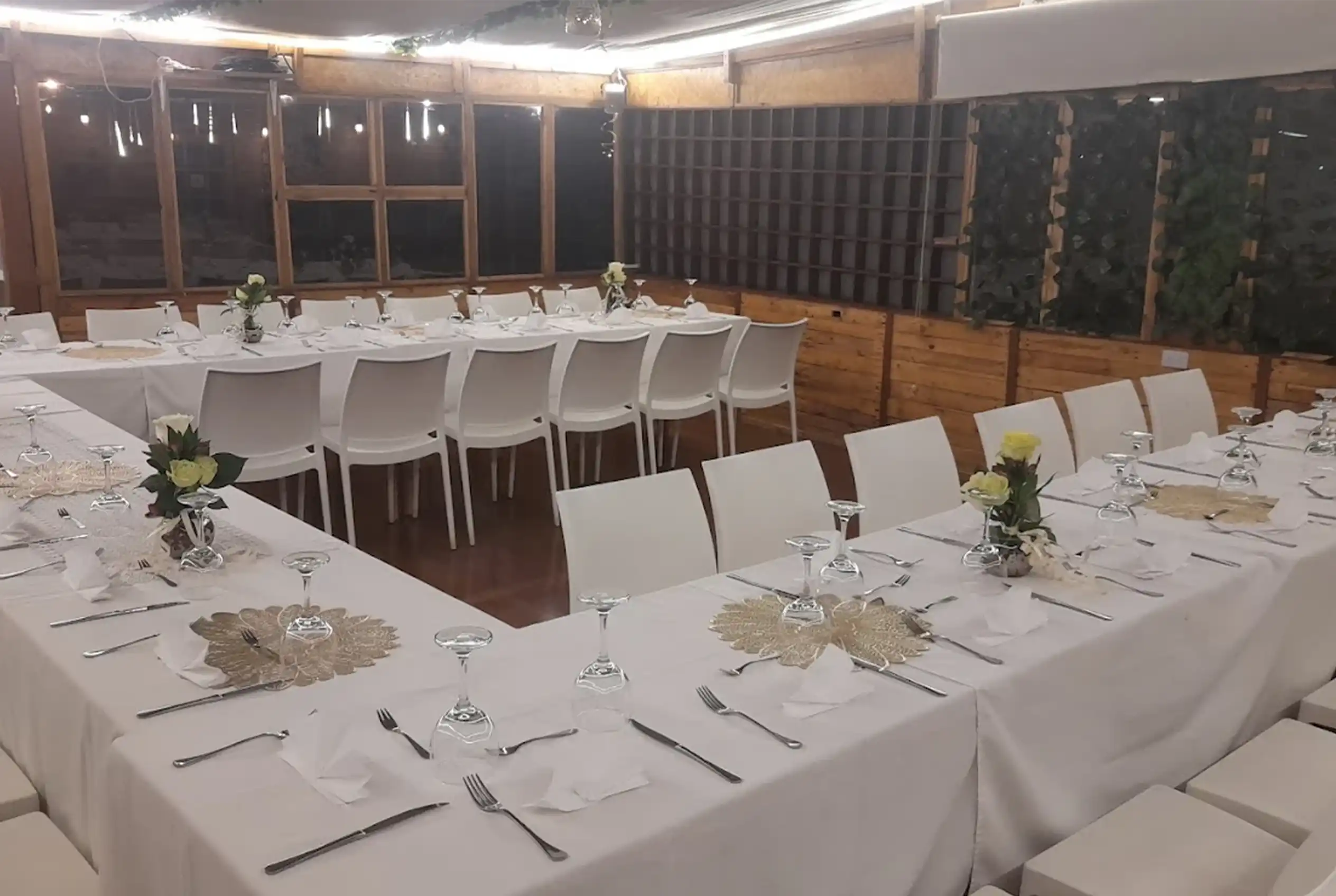 Salón de eventos del Restaurante 3 Soles con mesas largas elegantemente vestidas de blanco.