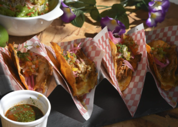 Tacos de birria auténticos con consomé, cebolla encurtida y queso fundido en el Restaurante 3 Soles, Chía.
