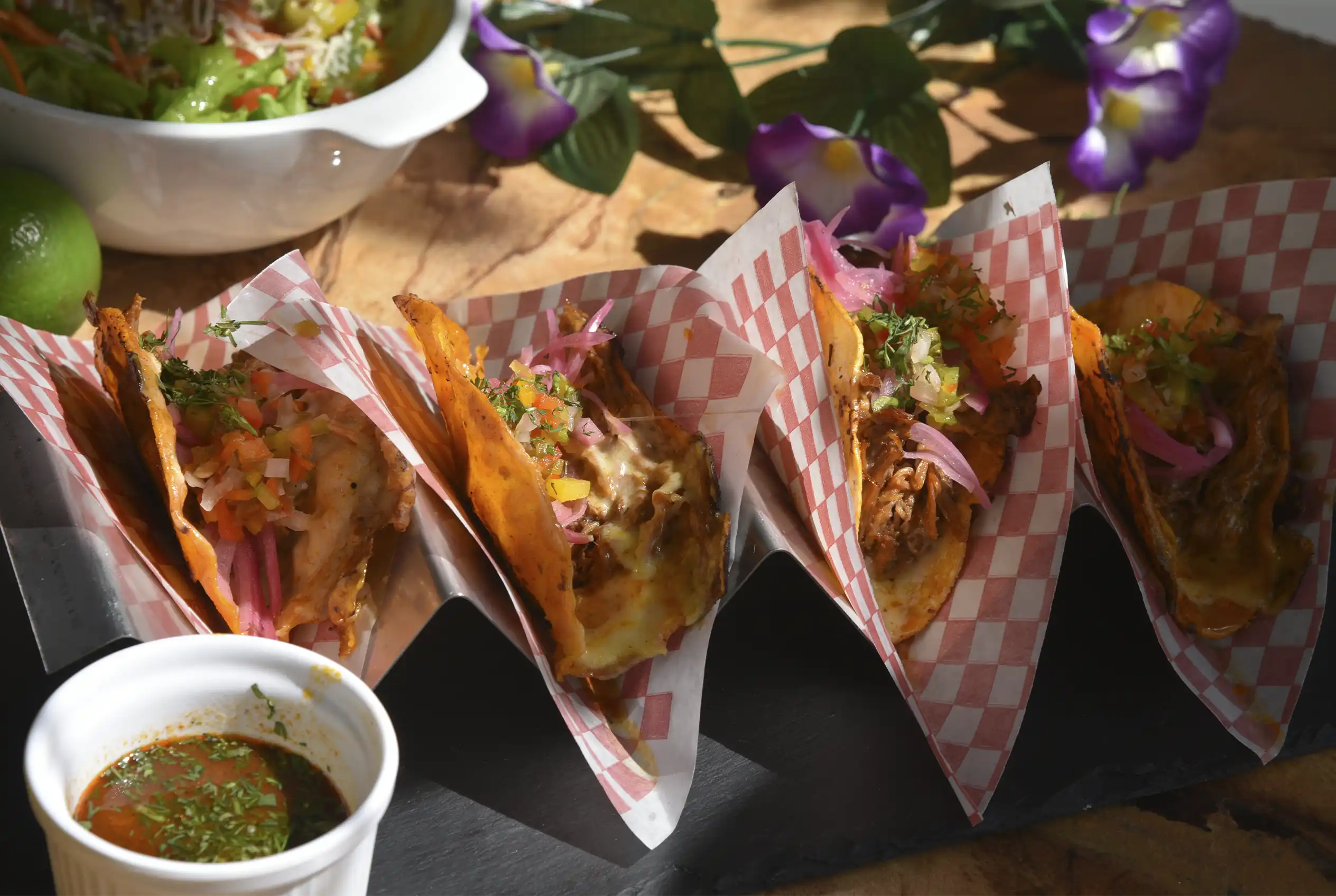 Tacos de birria auténticos con consomé, cebolla encurtida y queso fundido en el Restaurante 3 Soles, Chía.