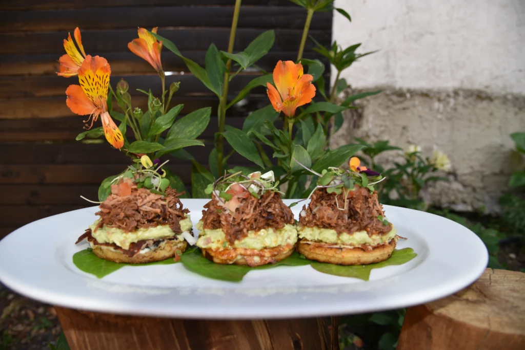 Tres arepitas de birria con guacamole y carne desmechada, entrada de fusión en Restaurante 3 Soles