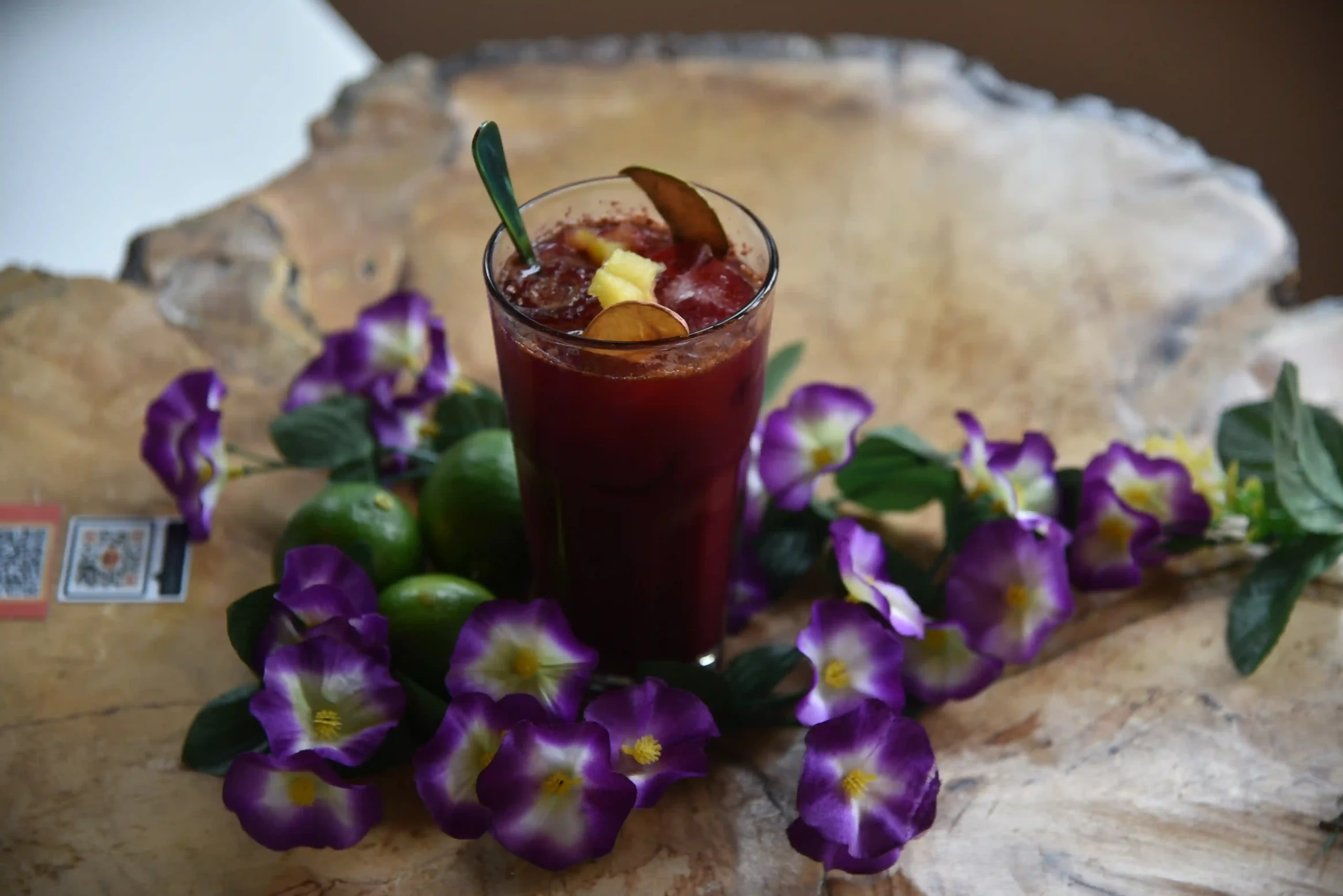 Chicha morada artesanal servida en Restaurante 3 Soles, bebida tradicional peruana con frutas.