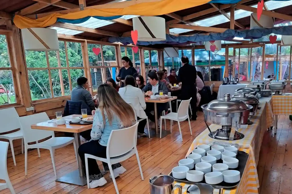 Almuerzo corporativo con buffet y servicio de meseros en salón de Restaurante 3 Soles, Chía.