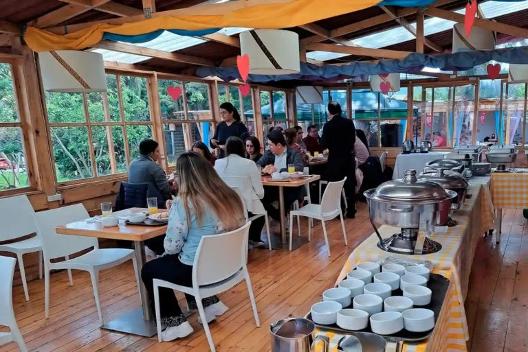 Almuerzo corporativo con buffet y servicio de meseros en salón de 3 Soles Restaurant, Chía.