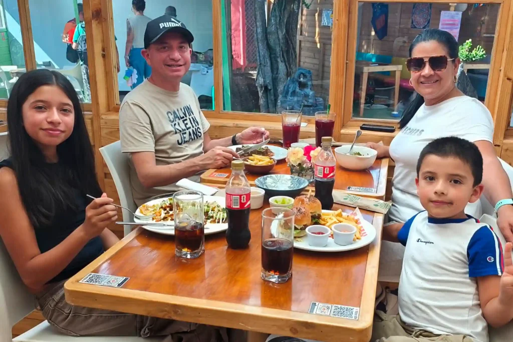 Familia almorzando con niños en el salón de Restaurante 3 Soles en Chía, Cundinamarca.