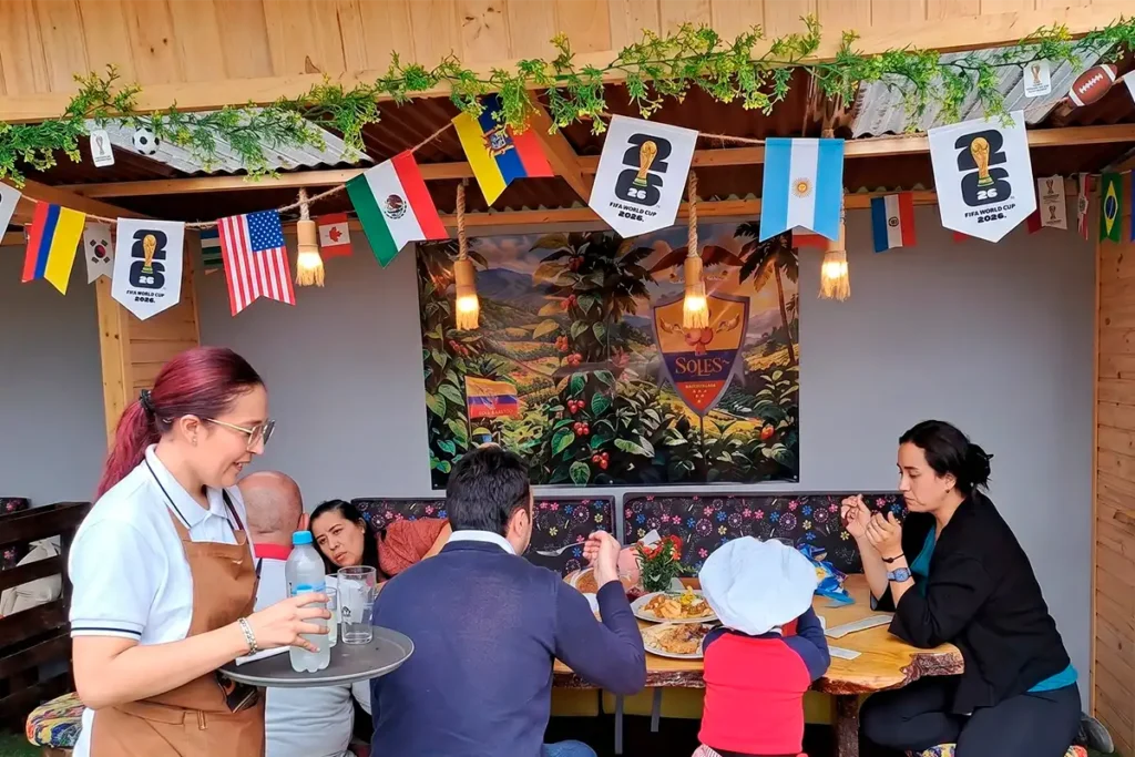Kiosco de Restaurante 3 Soles decorado con banderines del Mundial FIFA 2026 y banderas latinoamericanas.