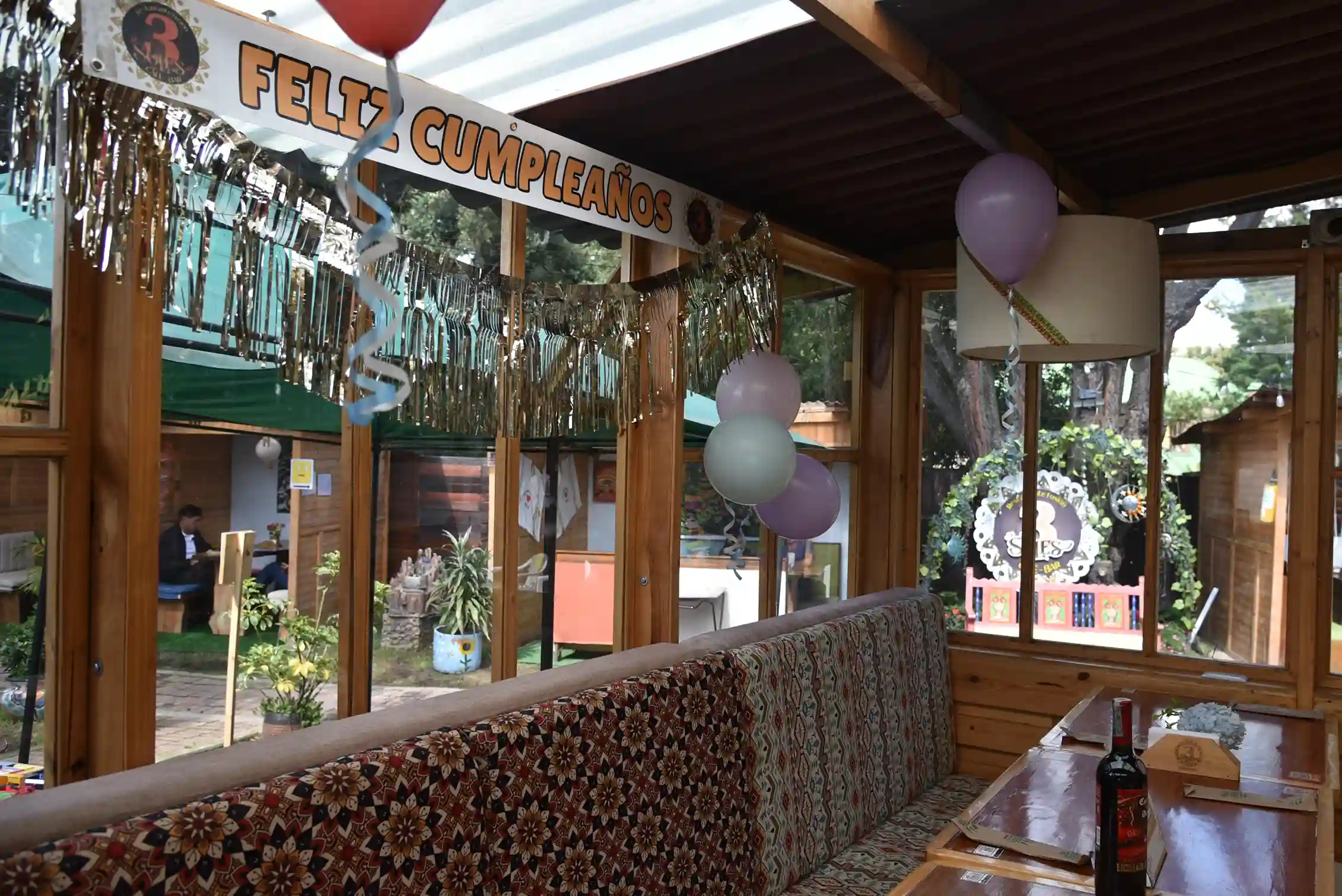 Kiosco privado de Restaurante 3 Soles decorado con globos y banner para celebración de cumpleaños.