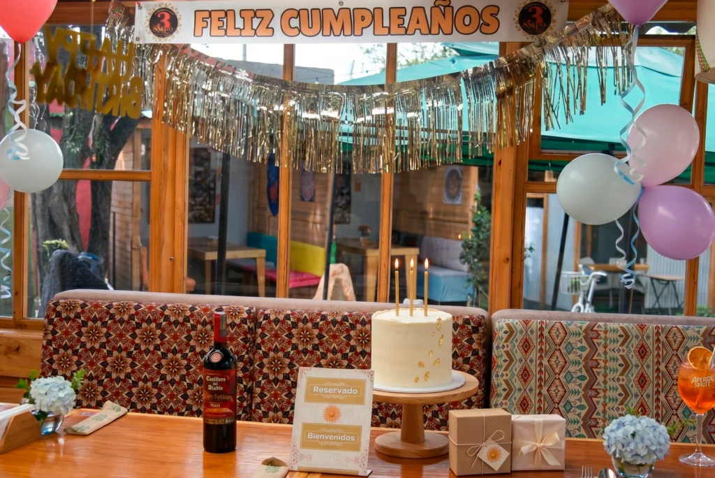 Mesa de cumpleaños con torta, velas y decoración lista en kiosco privado de Restaurante 3 Soles.