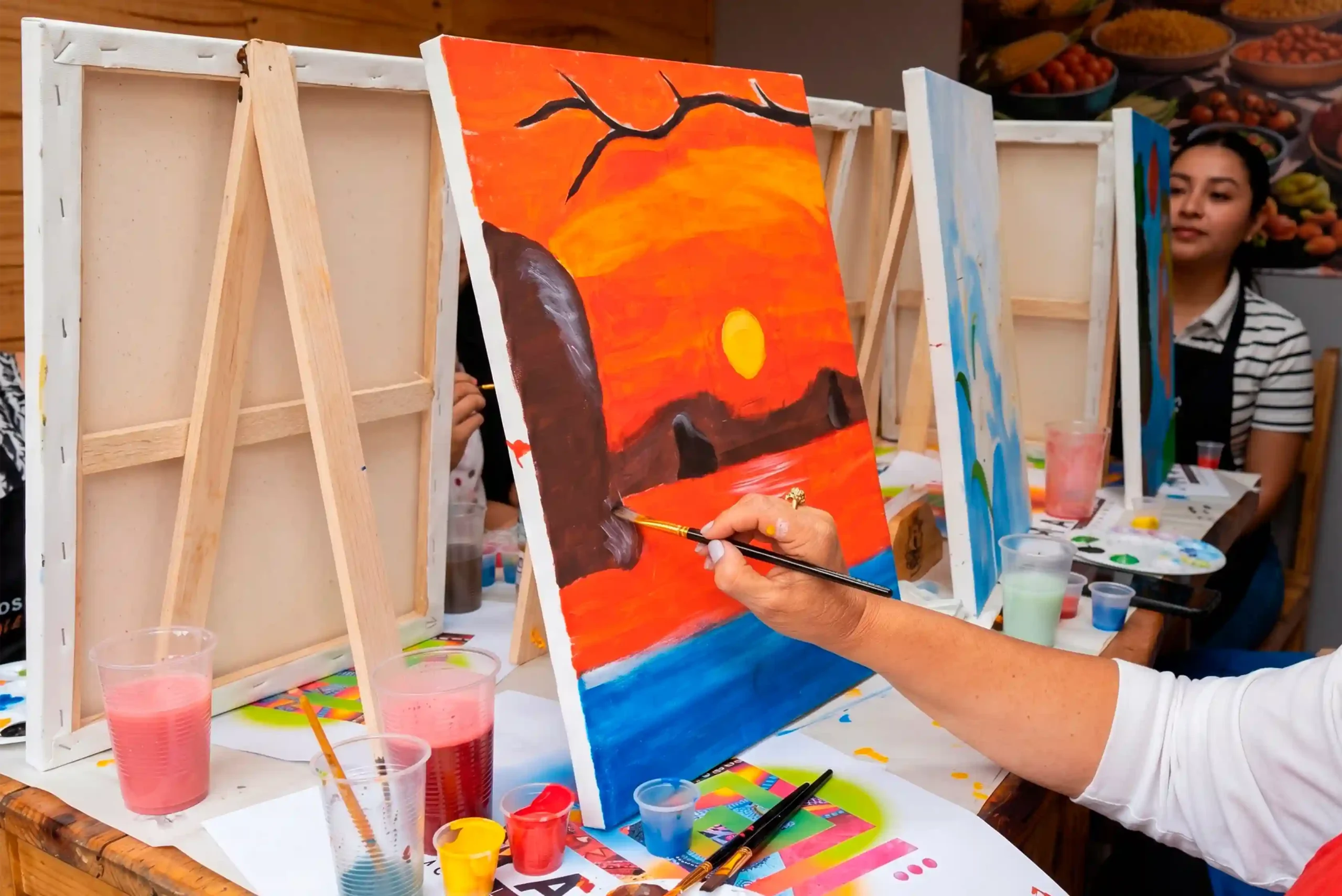 Actividad de team building con taller de pintura en grupo en Restaurante 3 Soles, Chía.
