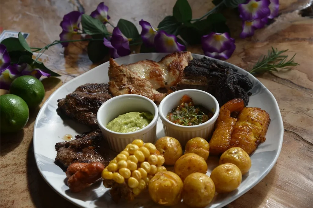 Bandeja parrillada colombiana con costilla, papas criollas y patacón para ver los partidos de Colombia en 3 Soles