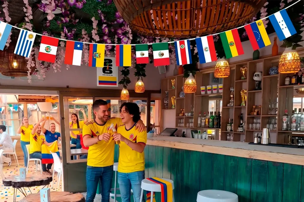 Aficionados con camiseta de Colombia celebrando en el bar del Restaurante 3 Soles durante los partidos de junio 2026