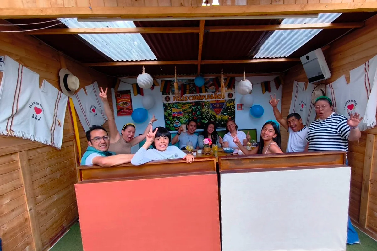 Familia celebrando cumpleaños en el kiosco del Restaurante 3 Soles en Chía con decoración festiva