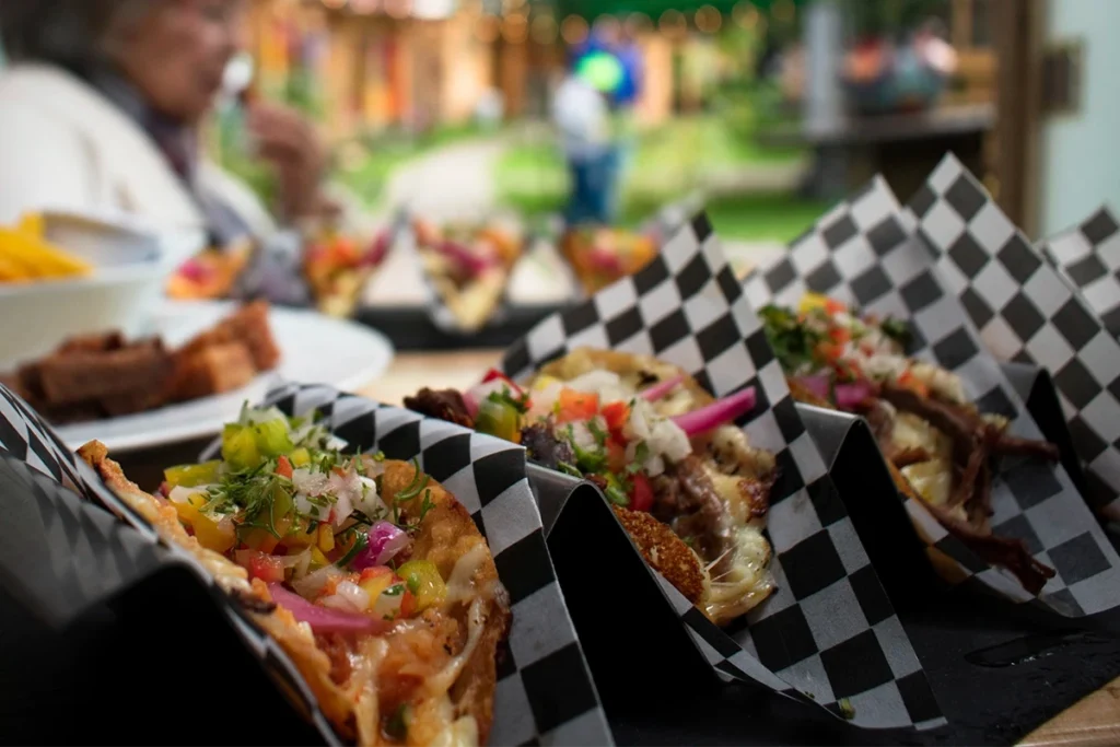 Tacos mexicanos con pico de gallo y cebolla encurtida servidos durante los partidos de México en Restaurante 3 Soles.