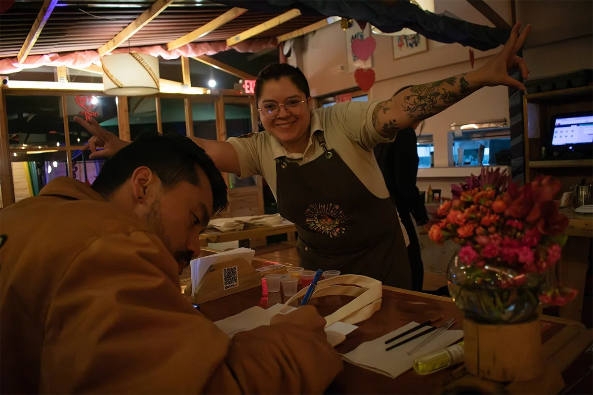 Taller de bolsas ecológicas en la celebración del Día del Ambiente 2026 en Restaurante 3 Soles