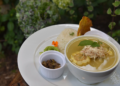 jiaco bogotano con arroz, aguacate y patacón en 3 Soles Chía