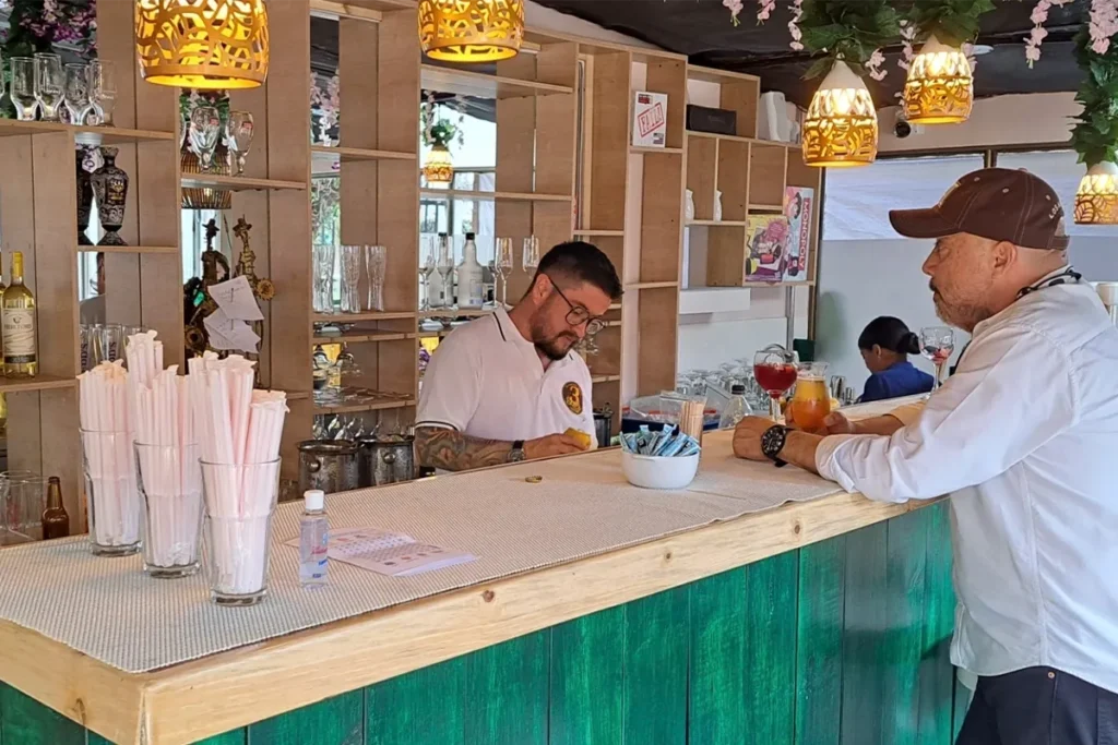 Bartender preparando cócteles en la barra de 3 Soles en Chía