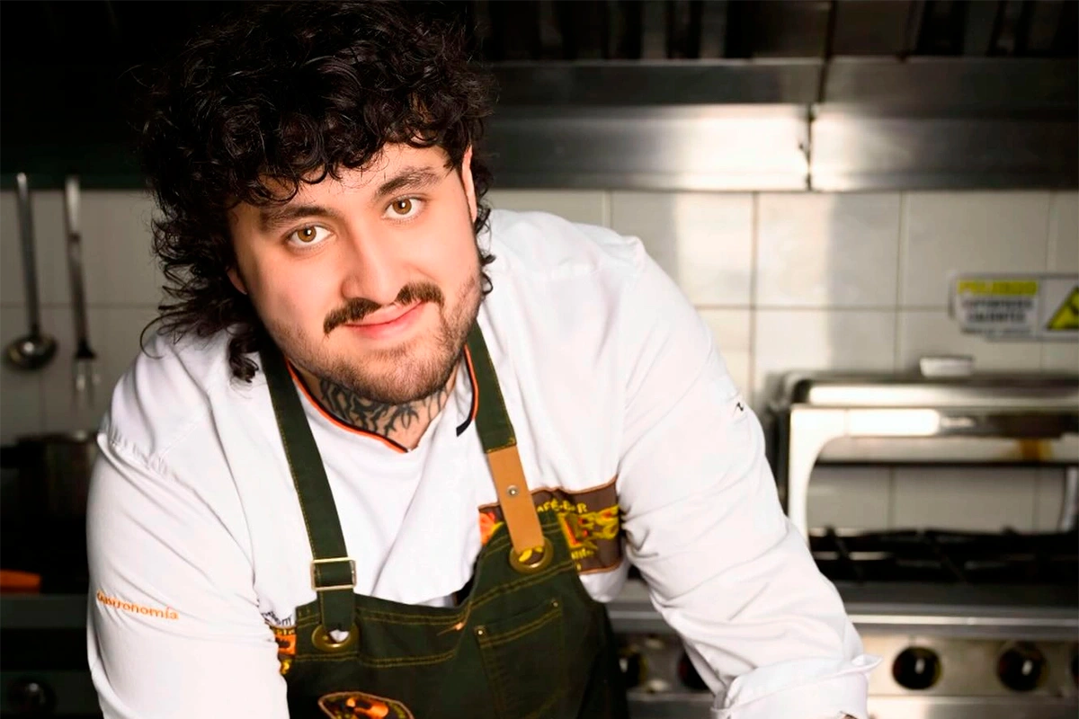 Chef de 3 Soles en cocina con delantal y chaqueta de gastronomía en Chía