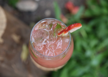 Coctel tropical de fresa con menta y hielo en terraza de 3 Soles Chía