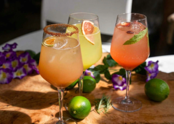 Tres cócteles de frutas decorados con flores y limones en 3 Soles Chía