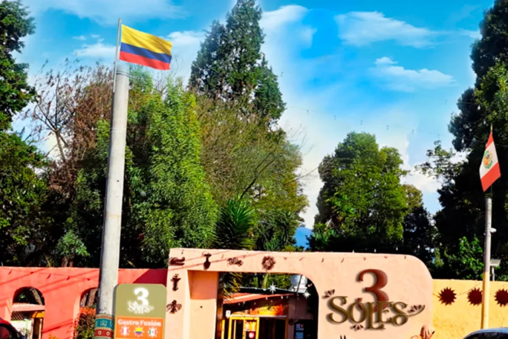 Fachada de 3 Soles con banderas de Colombia y Perú en Chía