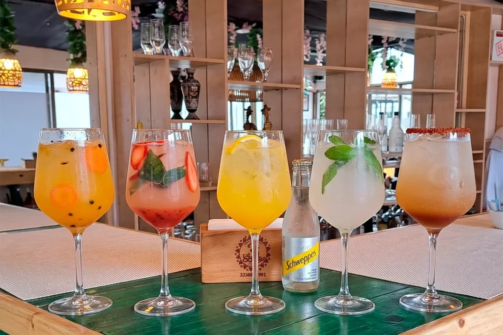 Cinco gassatas de frutas tropicales alineadas en la barra de 3 Soles Chía