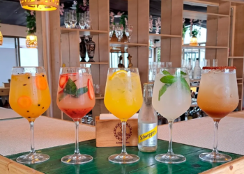 Cinco gassatas de frutas tropicales alineadas en la barra de 3 Soles Chía