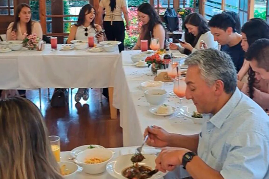 Grupo almorzando en evento corporativo dentro del salón de 3 Soles en Chía
