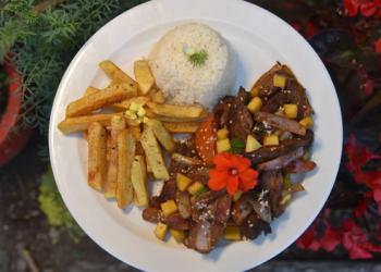 Lomo saltado con papas fritas, arroz y flor comestible en 3 Soles Chía