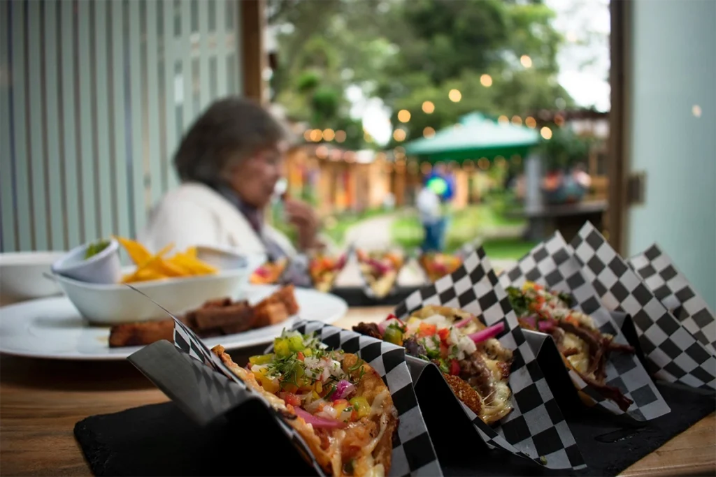 Tacos en presentación abierta sobre pizarra