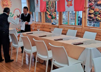 Meseros montando salón para evento corporativo en 3 Soles en Chía