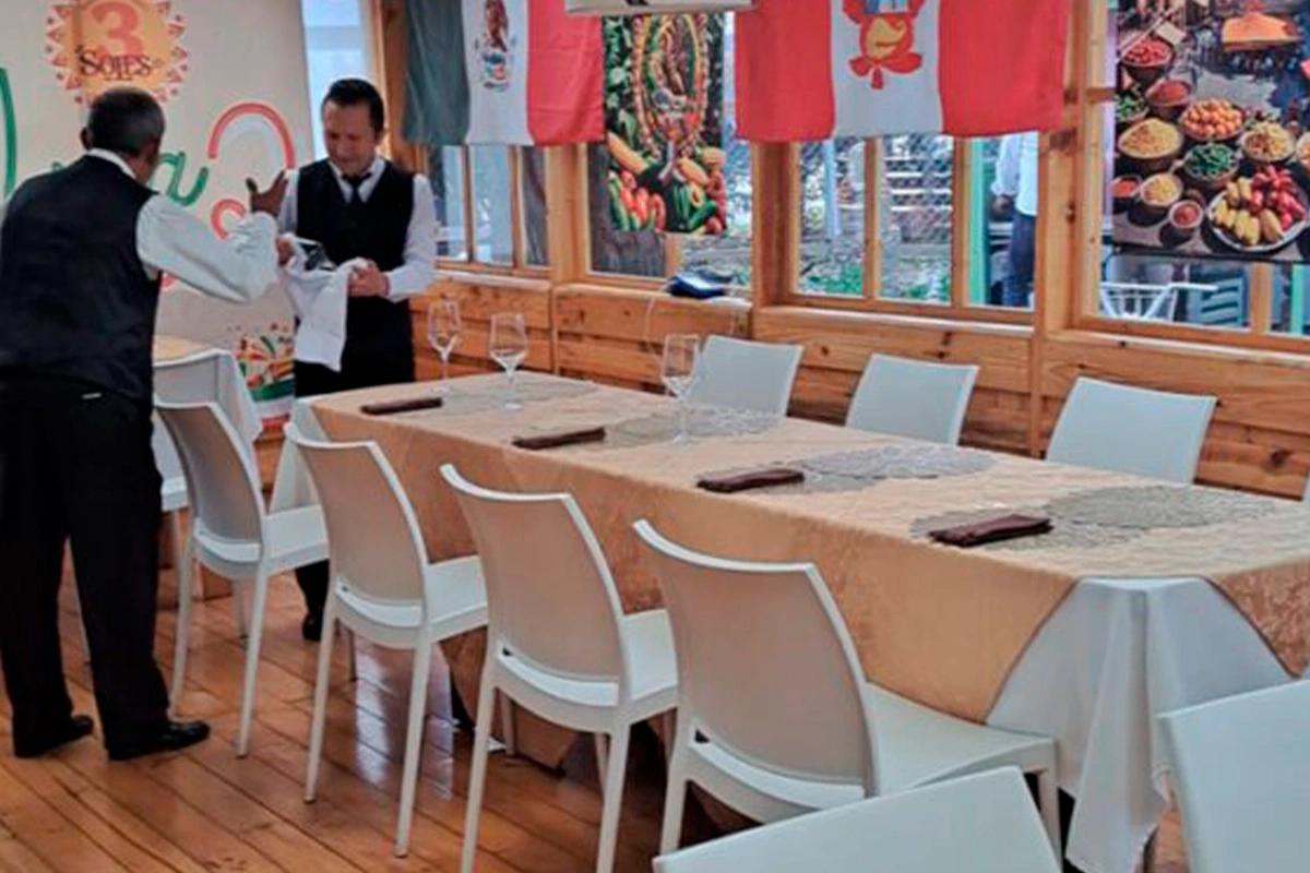 Meseros montando salón para evento corporativo en 3 Soles en Chía