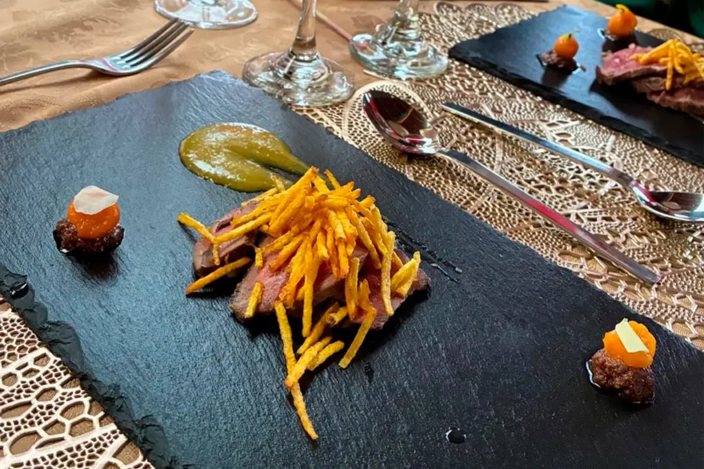 Tataki de res con salsa ponzu y camu camu en pizarra negra en 3 Soles Chía