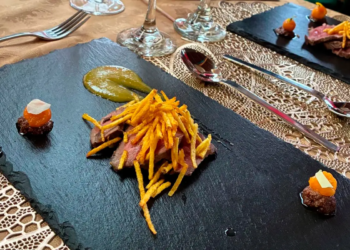 Tataki de res con salsa ponzu y camu camu en pizarra negra en 3 Soles Chía