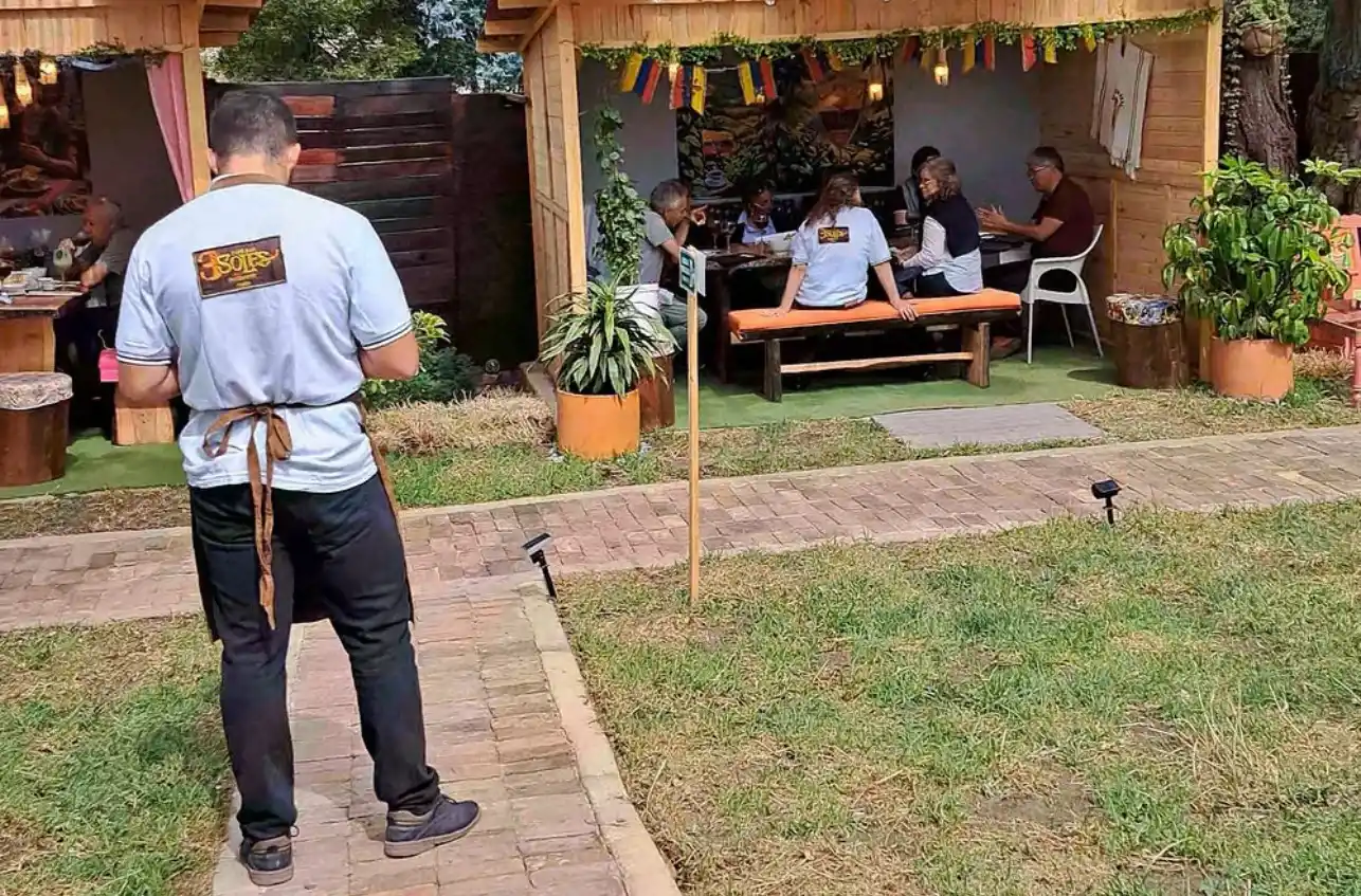 Personas disfrutando en kioscos campestres de Chía durante los planes del puente del 7 de agosto.