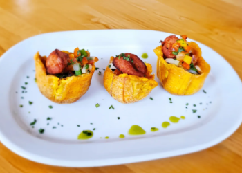 Tres canastillas de plátano rellenas para compartir servidas en plato blanco en restaurante 3 Soles en Chía.
