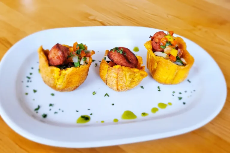3 canastillas de plátano rellenas para compartir servidas en plato blanco en restaurante 3 Soles en Chía.