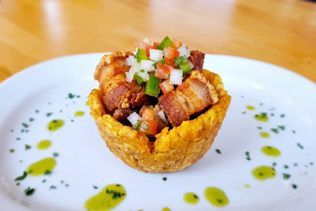Canastilla de plátano verde rellena con chicharrón y pico de gallo en el restaurante 3 Soles en Chía.