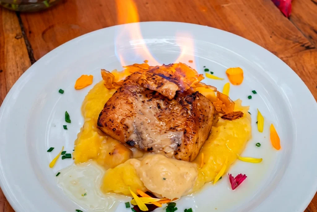Plato flambeado con salsa de copoazú, superfruto amazónico, en restaurante de Chía.