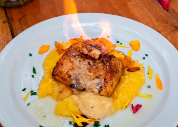 Plato flambeado con salsa de copoazú, superfruto amazónico, en restaurante de Chía.
