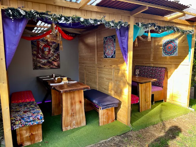 Quiosco privado de madera decorado para celebrar cumpleaños en restaurante 3 Soles en Chía.