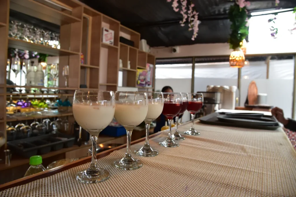 Copas de bebidas servidas en la barra para un show de música en vivo en Chía en 3 Soles.